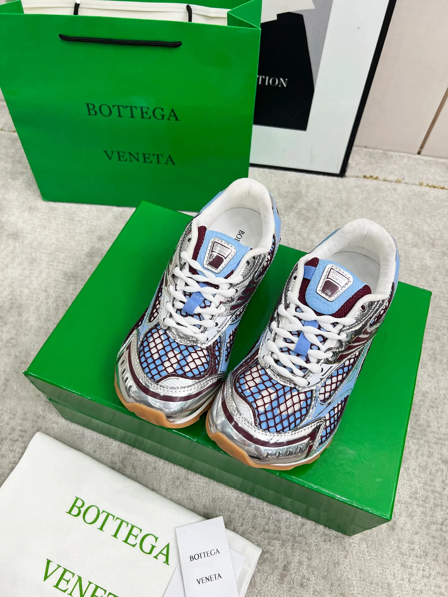 P540. Top version (couples model) Bottega Veneta Bottega Veneta 23ss autumn and winter show BV Orbit sneakers Wang Yibo's same style couples casual shoes dad shoes! Runner sneakers! Original purchase and development!  Made of original lightweight technical mesh fabric, the same as the original version! The process is complicated!  Paired with a rubber outsole designed with a geometric pattern, the high version of the Wang Zha series is actually much taller, but the legs still look slim. Very nice. Durable and playable, standard and version-matching shoe package technology, look for high-end versions. The original outsole is exclusively molded, and the color-blocked TPU outsole is used. The material and weight are the same as the original!  Size: #Female 35-41 (40 and 41 customized sizes are non-refundable) Male 39-45 (45 size customized are non-returnable and exchangeable)